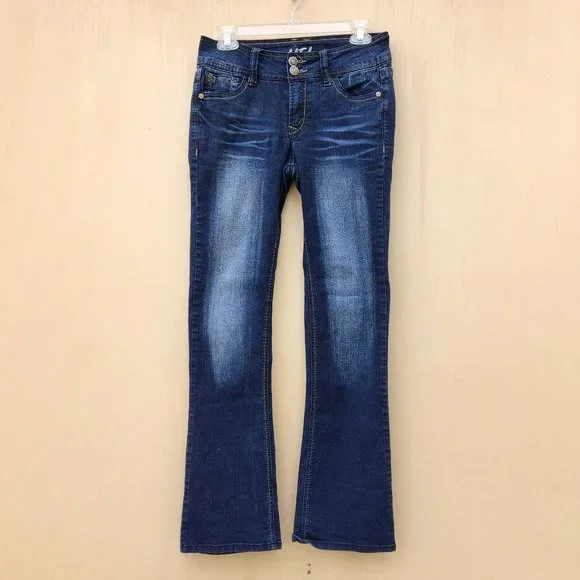 NWOT Wallflower Dark Wash Boot Cut Stretch Distressed Jeans - Size 7 - Picture 1 of 12